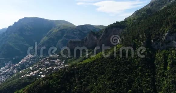 在意大利波斯塔诺附近的蒙特比托索山上空飞行视频的预览图