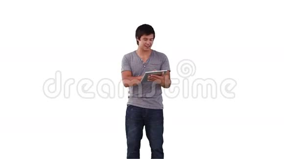 使用平板电脑与虚拟显示器交互的人视频的预览图