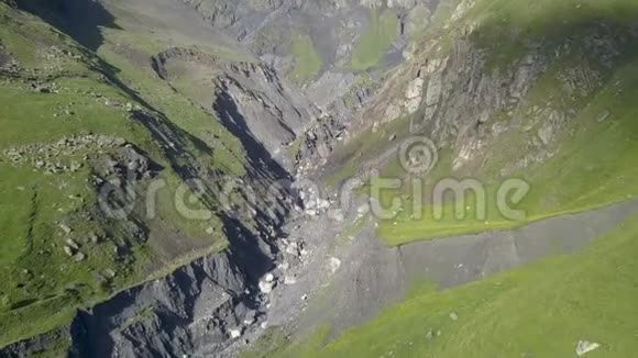 从无人驾驶飞机到卡兹贝吉附近山脉的空中景观视频的预览图