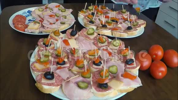 盘子里的意大利腊肠三明治视频的预览图