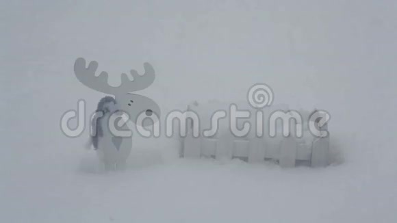 冬天白雪中装饰的白色木栅栏和麋鹿视频的预览图