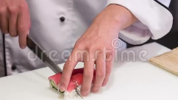 微笑亚洲厨师切割垂直娃娃镜头视频的预览图