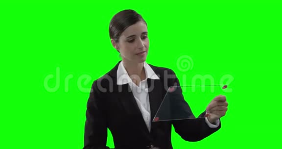 女商人使用数码平板电脑进行视频通话视频的预览图