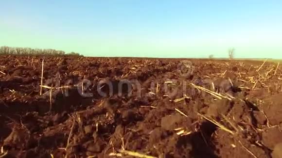 耕田蓝天稳田运动农业抽象视角观察黑暗宽湿的土壤方式小径视频的预览图