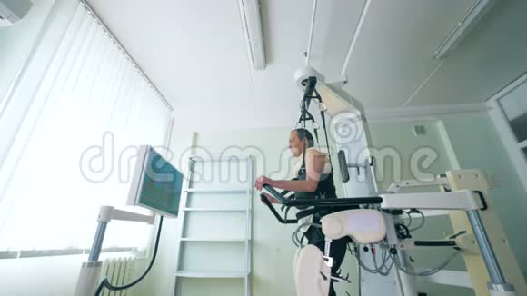 现代机器人医疗康复设备上的残疾人医疗机器人视频的预览图