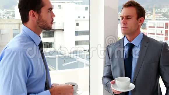 商人聊天喝咖啡视频的预览图