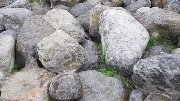 大巨石群分布于野外自然地质背景视频的预览图