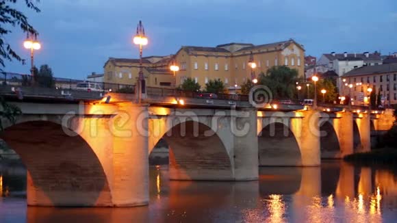 罗格诺Ebro上空的桥PuentedaPiedra视频的预览图