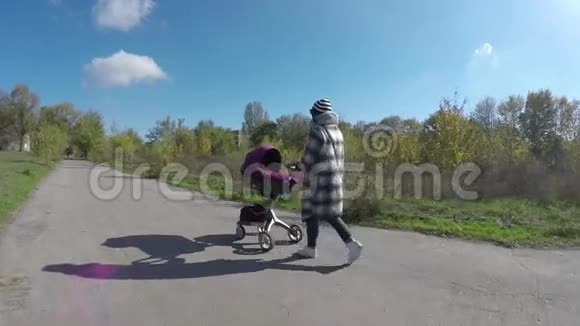 年轻时尚的母亲和她的孩子在城里散步视频的预览图
