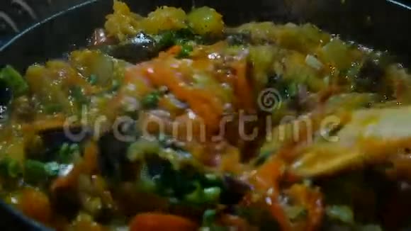 在平底锅里用木勺搅拌蔬菜视频的预览图