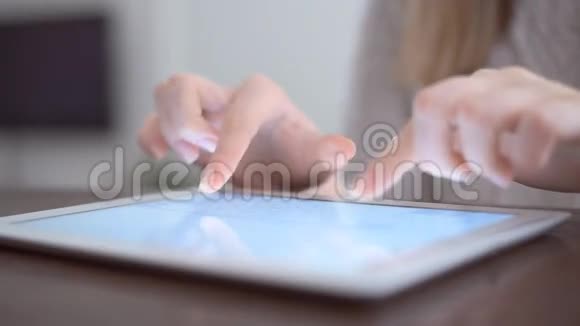 现代数码平板电脑手触屏幕视频的预览图