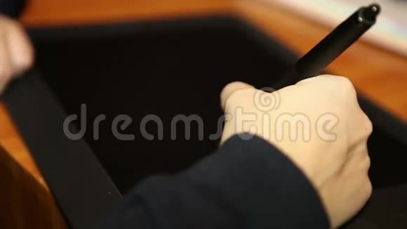 一个在平板电脑上工作的女孩视频的预览图