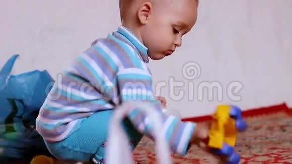 小男孩玩玩具磨刀视频的预览图