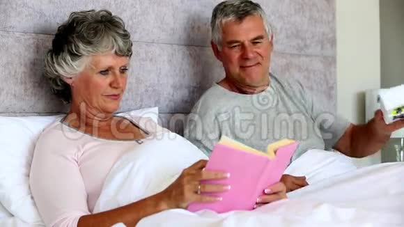 丈夫在妻子读书时送礼物给她视频的预览图