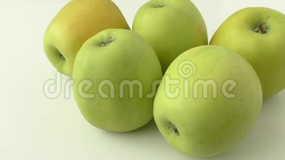 黄色苹果在白色背景上分离视频的预览图