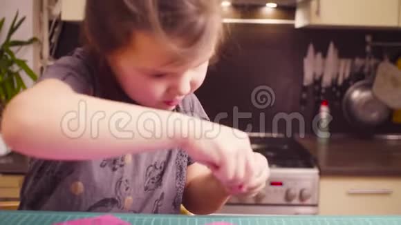 小女孩粘彩纸视频的预览图