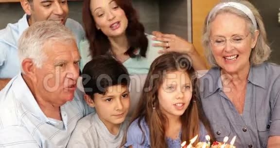 大家庭庆祝生日快乐吹蜡烛视频的预览图