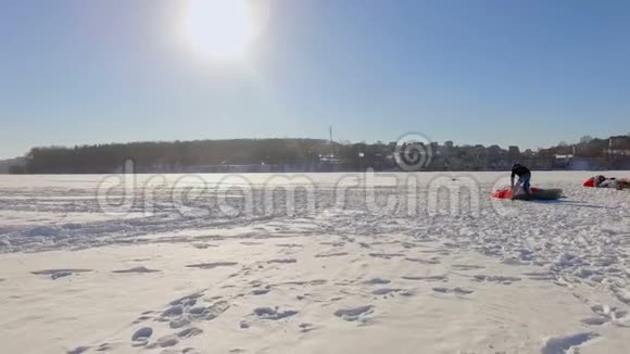 空中观景在城市公园附近的冰冻湖上准备冬季滑翔伞比赛视频的预览图