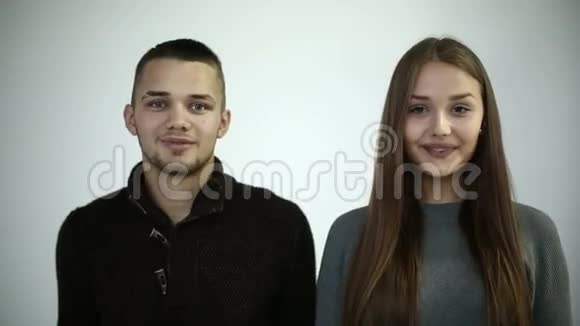 年轻夫妇男孩和女孩一起带着牙套微笑着牙齿很长一段时间视频的预览图