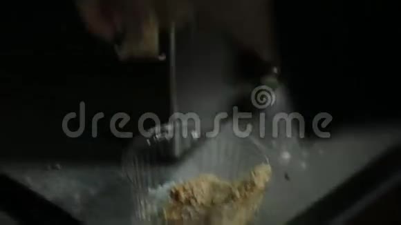 厨师在商业厨房的煤气滚刀上用燃烧的锅煎食物视频的预览图
