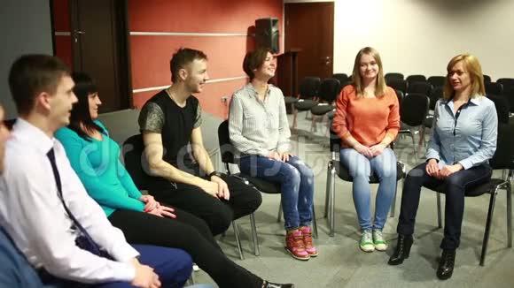 小组坐成一个圆圈他们讲他们的故事心理上的解脱视频的预览图