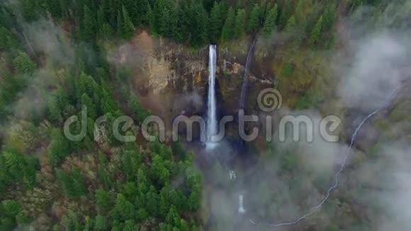 空中射击莫特诺玛瀑布俄勒冈州视频的预览图