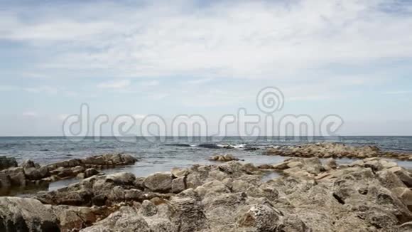 海岸线附近的皮尔斯角岩石库纳希尔视频的预览图