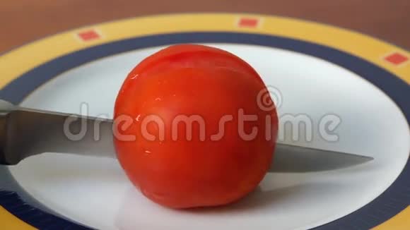 快关门红熟番茄切成两半视频的预览图