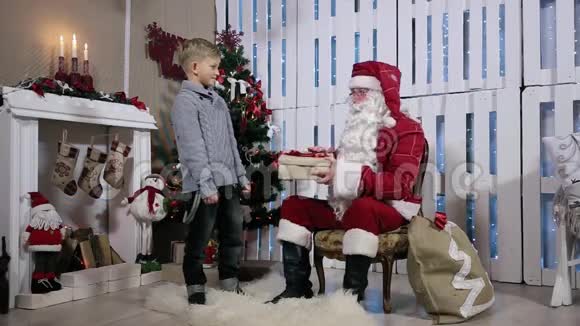 男孩是现在的圣诞老人他的耳朵和圣诞老人视频的预览图