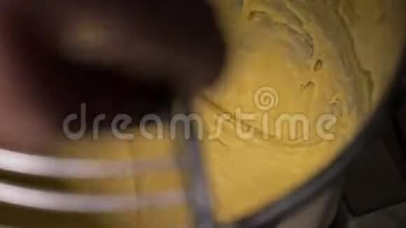 面包烘焙用专业捏合机搅拌面团面团被捏成视频的预览图