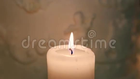 婚礼蛋糕背景下燃烧的蜡烛视频的预览图