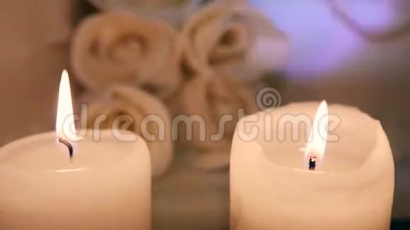 婚礼蛋糕背景下燃烧的蜡烛视频的预览图