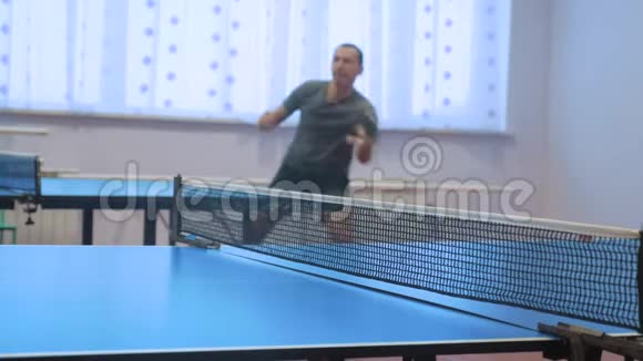 乒乓球正手概念生活方式模糊的焦点男人打乒乓球运动活跃视频的预览图