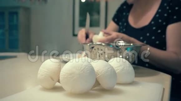 清理蘑菇并切成小块碗视频的预览图