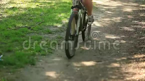 骑自行车公路旅行视频的预览图