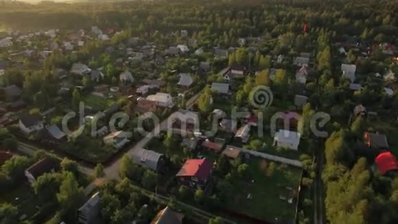在绿色森林里飞过夏天的房子俄罗斯视频的预览图