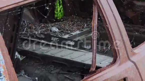 旧的废弃生锈的汽车被腐蚀了视频的预览图
