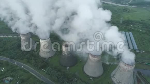 煤热电厂烟管和冷却塔的空中无人机视图热电站排汽视频的预览图