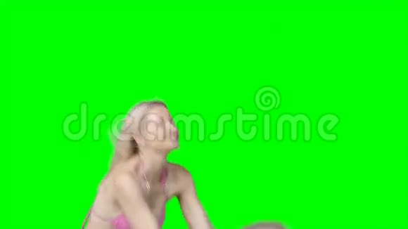 一个穿比基尼的女人来回穿过沙滩球视频的预览图
