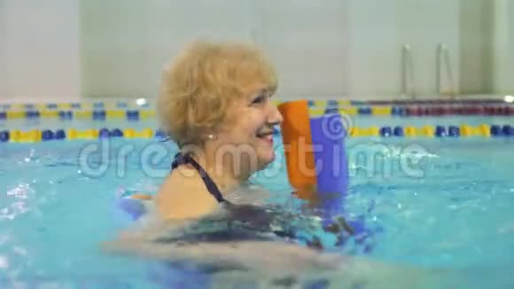 老妇人在游泳池里游泳视频的预览图
