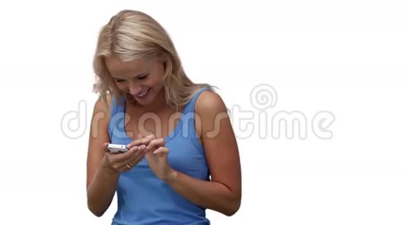 金发女人一边写短信一边笑视频的预览图