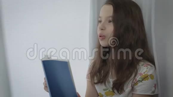 漂亮的小女孩靠窗学一首诗视频的预览图
