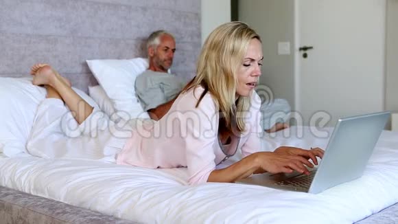 困惑的妻子问她丈夫什么视频的预览图