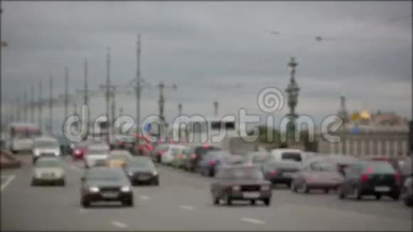 圣彼得堡市中心的汽车运动时间流逝视频的预览图