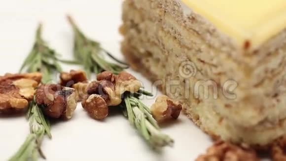 在白色盘子里放上一个带有香草火锅的核桃蛋糕视频的预览图