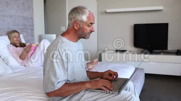 两个人在床上放松男人做自己的事视频的预览图