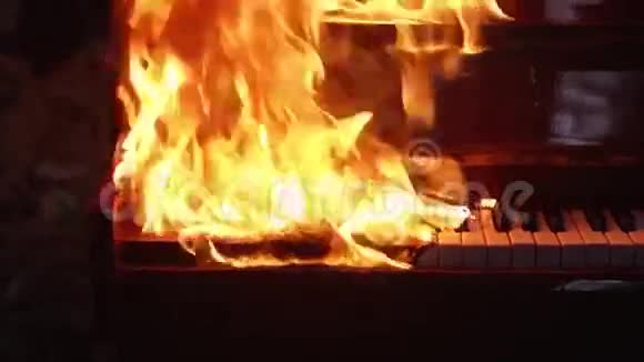 火上钢琴乐器视频的预览图