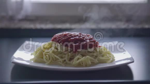把番茄酱倒在新鲜意大利面上视频的预览图