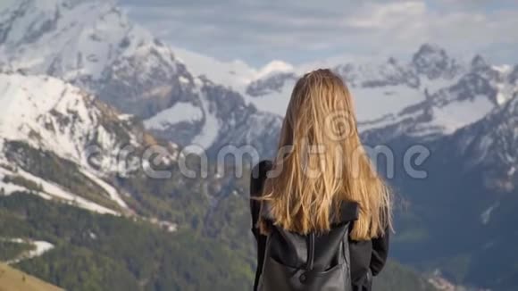 在山上的女人视频的预览图