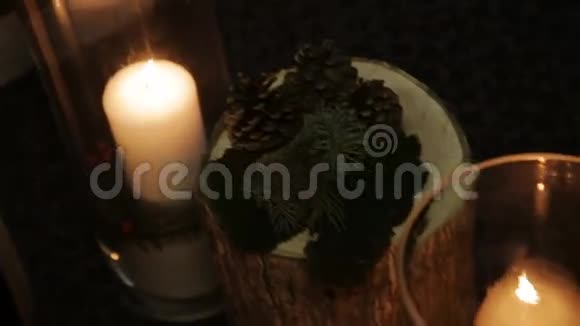 晚上在花瓶里点燃白蜡烛视频的预览图